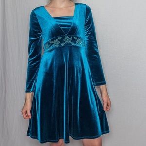 Velvet, long sleeve, Y2K dress. Fits like a size 4. Brand is Rare Too